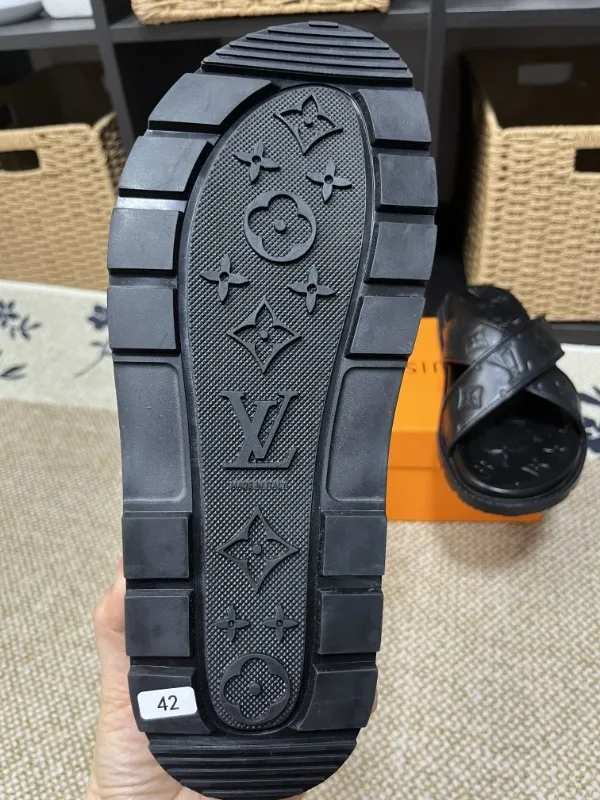 P270🏆Louis Vuitton 🏆[Louis Vuitton] Spring/Summer 2025 [Men's Flip Flops] 🎯🎯As an active family in the fashion industry ⭐ Lv is characterized by bold innovation ⚡Create this casual business style for Chinese fashionable men ✨The fabric is made of imported high-grade cowhide 🔥 Clean and neat ⚡Fashionable and elegant🌹Breathable, sweat-absorbent and deodorant👈So luxurious, high-end and domineering. 👍Must be sold if you repost the picture. Number of yards: 38--46. Color: 🎉 For large quantities. Welcome to repost.